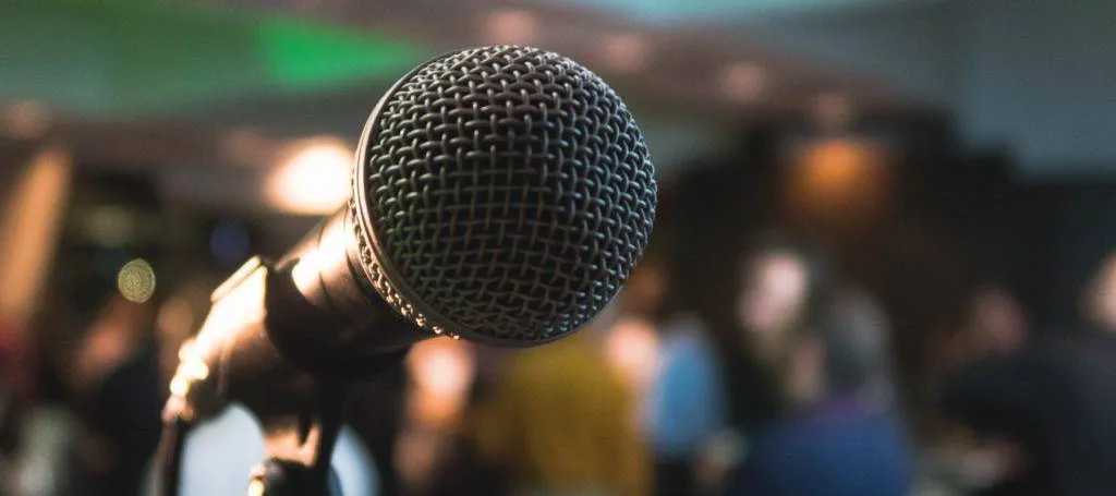 Microphone in front of a blurred audience.